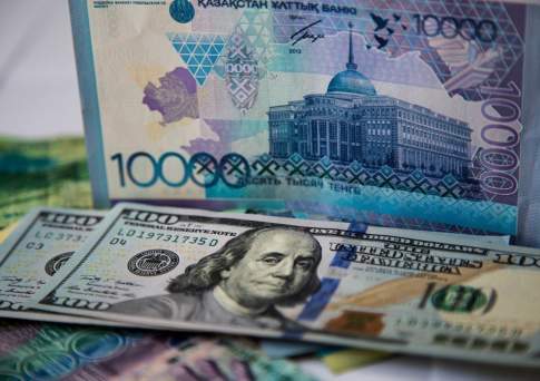 Экспертное мнение: Резких колебаний курса тенге в ближайшее время не будет